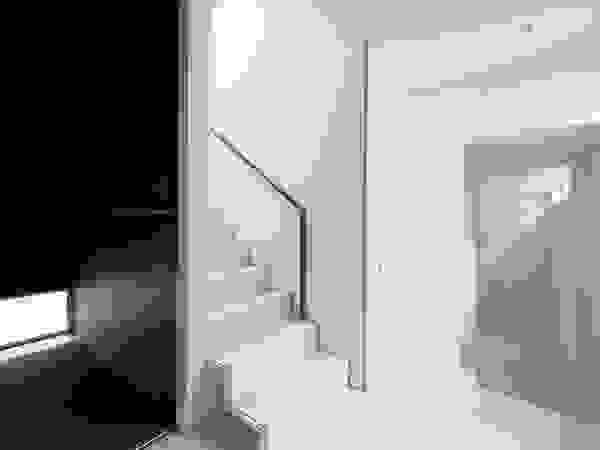株式会社コウド一級建築士事務所 Modern corridor, hallway & stairs
