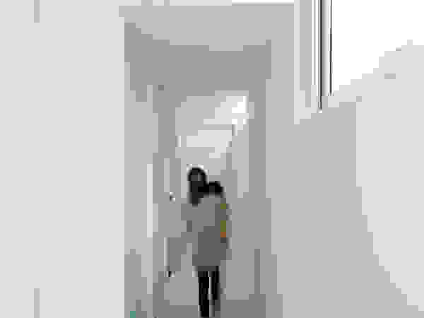 株式会社コウド一級建築士事務所 Modern corridor, hallway & stairs