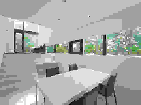 株式会社コウド一級建築士事務所 Modern dining room