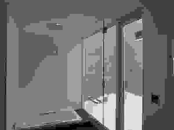 株式会社コウド一級建築士事務所 Modern bathroom