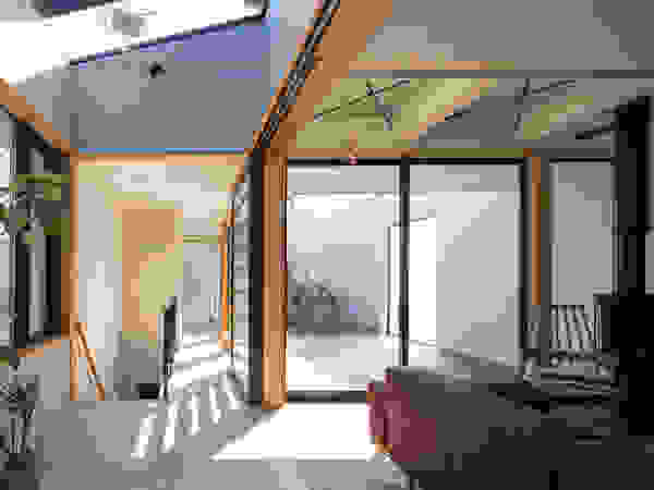 アトリエ・ブリコラージュ一級建築士事務所 Modern corridor, hallway & stairs