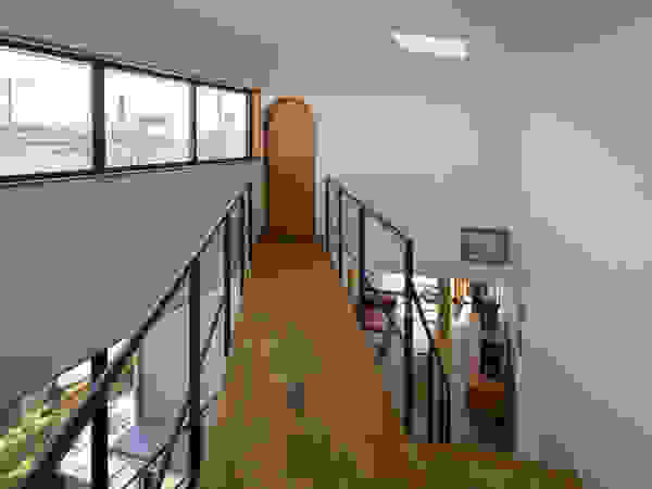 アトリエ・ブリコラージュ一級建築士事務所 Modern corridor, hallway & stairs