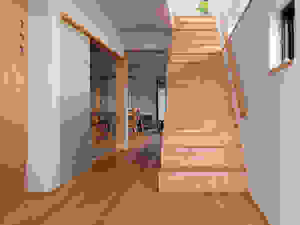 アトリエ・ブリコラージュ一級建築士事務所 Modern corridor, hallway & stairs