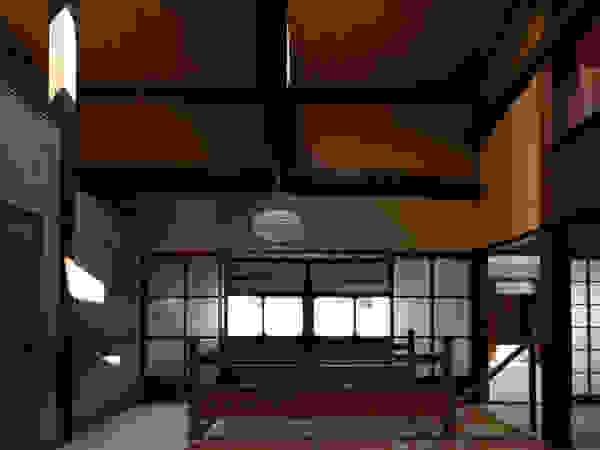 アトリエ・ブリコラージュ一級建築士事務所 Classic style corridor, hallway and stairs