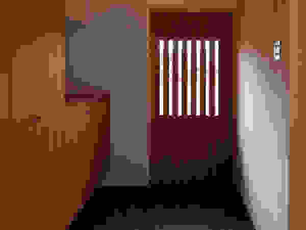 アトリエ・ブリコラージュ一級建築士事務所 Classic style corridor, hallway and stairs