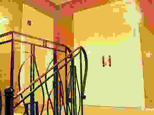 Архитектор Владимир Калашников Classic style corridor, hallway and stairs