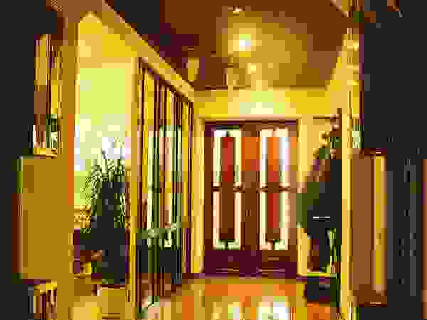 Архитектор Владимир Калашников Classic style corridor, hallway and stairs