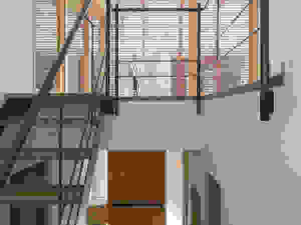 アトリエ・ブリコラージュ一級建築士事務所 Modern corridor, hallway & stairs