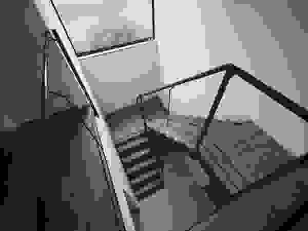 アトリエ・ブリコラージュ一級建築士事務所 Modern corridor, hallway & stairs