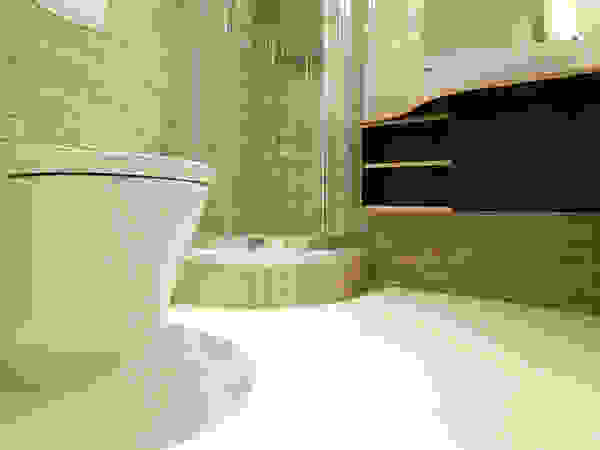 van risk Modern Bathroom