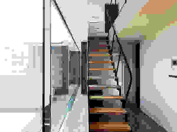 一級建築士事務所 Atelier Casa Modern Corridor, Hallway and Staircase