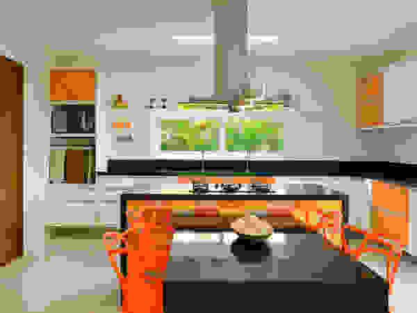 Pinheiro Martinez Arquitetura Modern kitchen Orange