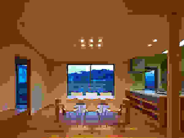 鶴巻デザイン室 Sala da pranzo moderna