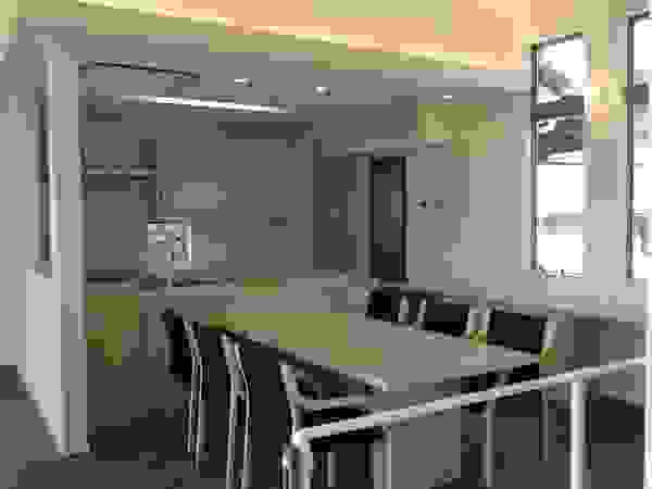 鶴巻デザイン室 Modern dining room
