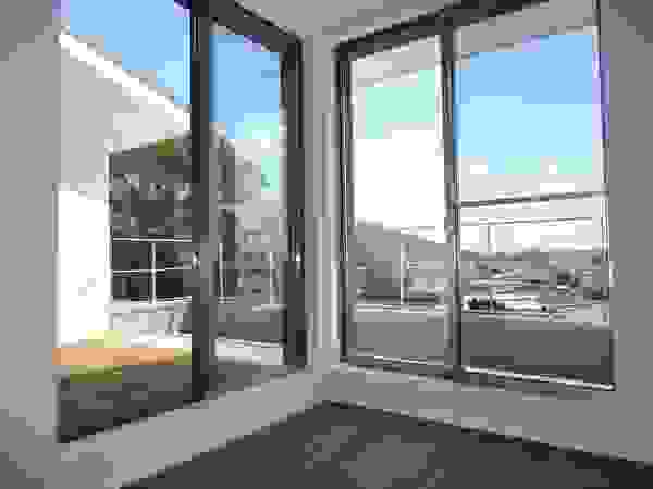 鶴巻デザイン室 Modern balcony, veranda & terrace