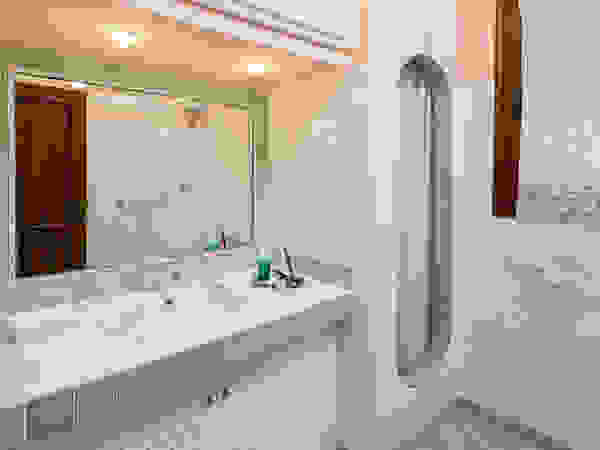 Mario Marino Rustic style bathroom