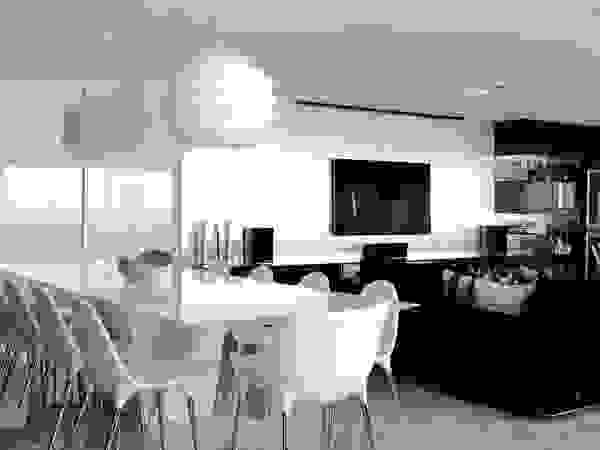 ROMERO DUARTE & ARQUITETOS Modern dining room