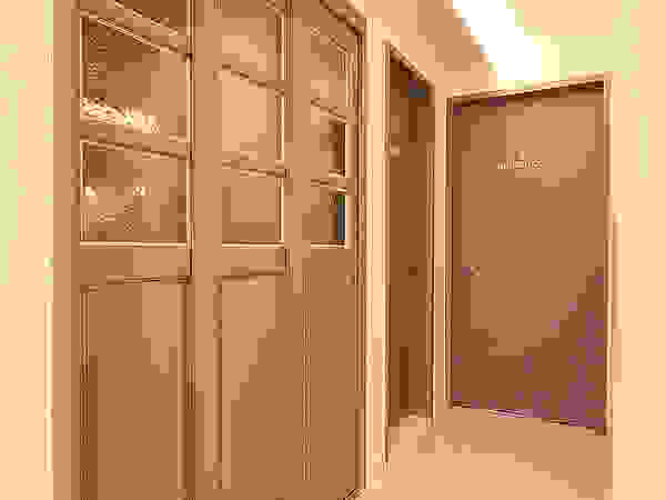 앤드컴퍼니 Modern corridor, hallway & stairs