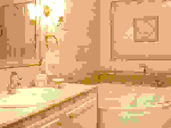 D&T Architects Classic style bathroom