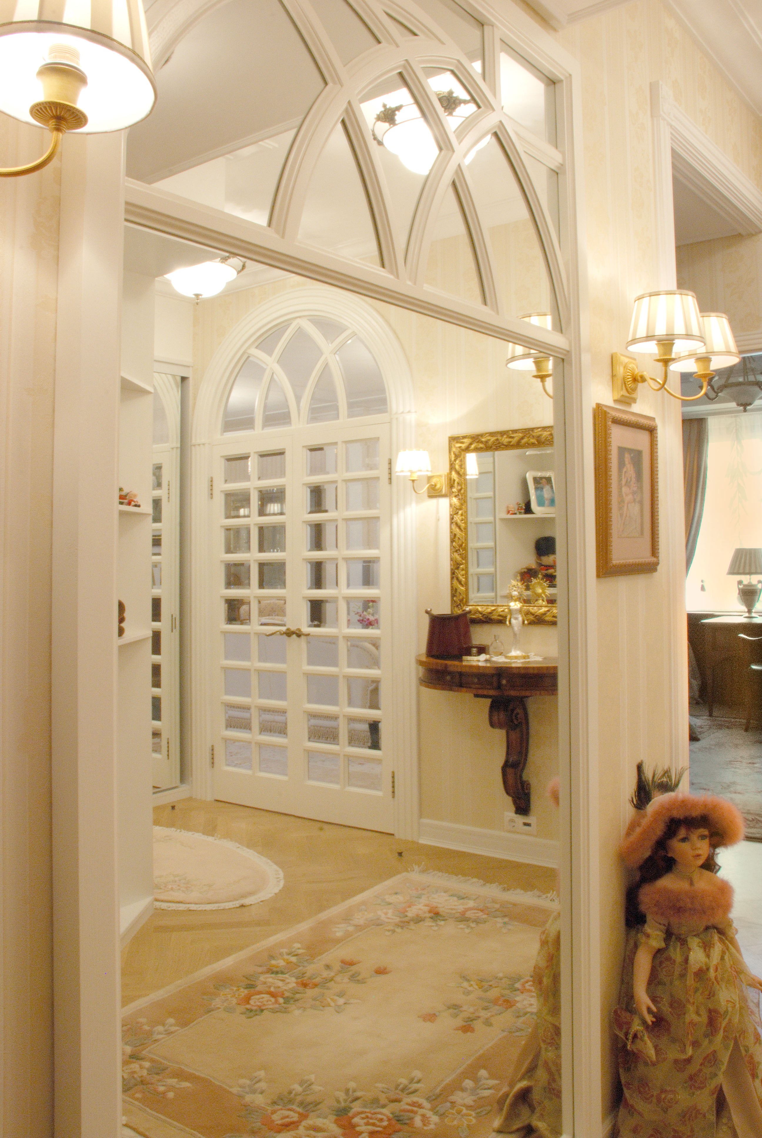 D&T Architects Classic style corridor, hallway and stairs