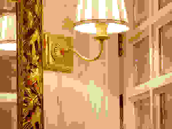 D&T Architects Classic style corridor, hallway and stairs