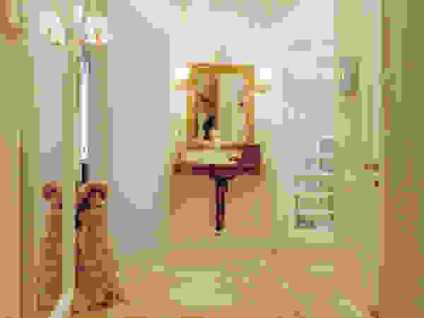 D&T Architects Classic style corridor, hallway and stairs