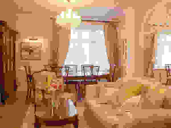 D&T Architects Classic style living room