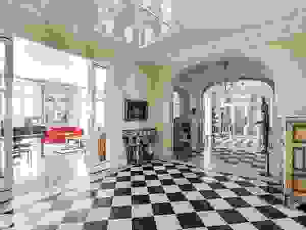 Meero Modern Corridor, Hallway and Staircase