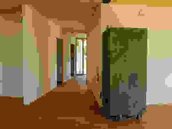 Symbios Architektur Modern corridor, hallway & stairs Wood Brown