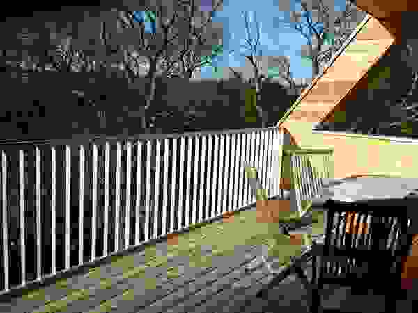 Symbios Architektur Modern balcony, veranda & terrace Wood