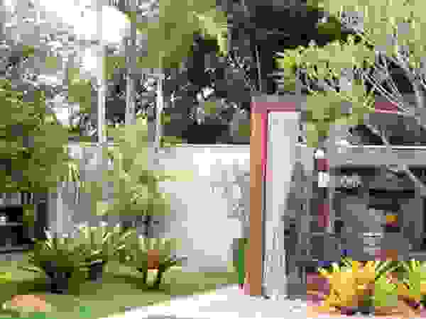RABAIOLI I FREITAS Tropical style garden Wood Green