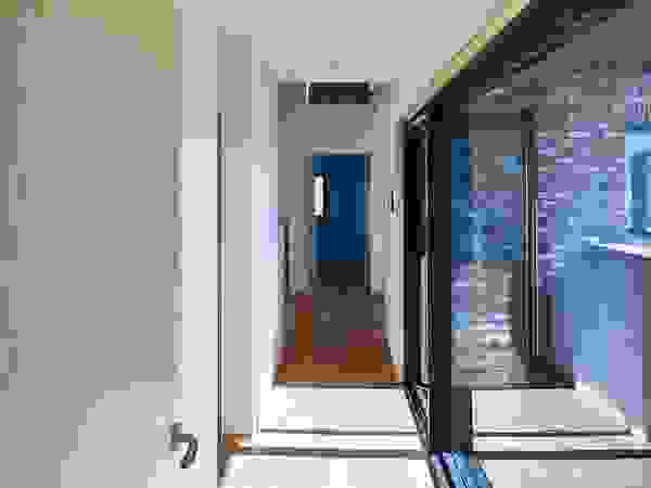 (주)유타건축사사무소 Modern Corridor, Hallway and Staircase Wood Beige