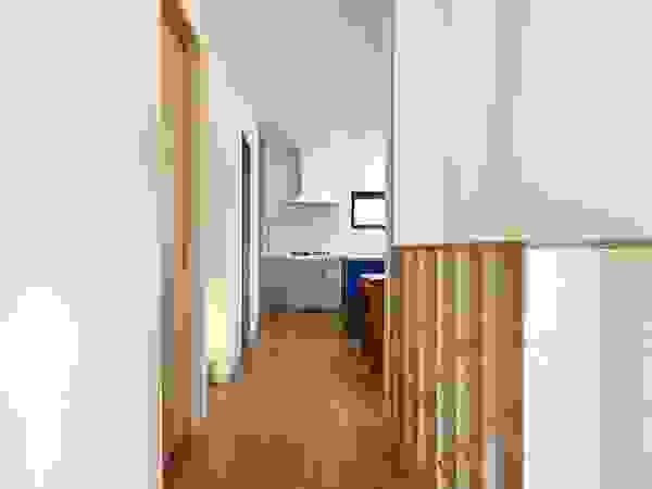 (주)유타건축사사무소 Modern Corridor, Hallway and Staircase Wood Blue