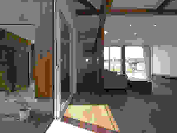 フクシアンドフクシ建築事務所 Eclectic style corridor, hallway & stairs Wood Wood effect