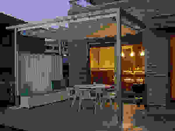 一級建築士事務所エイチ・アーキテクツ Modern balcony, veranda & terrace Synthetic White