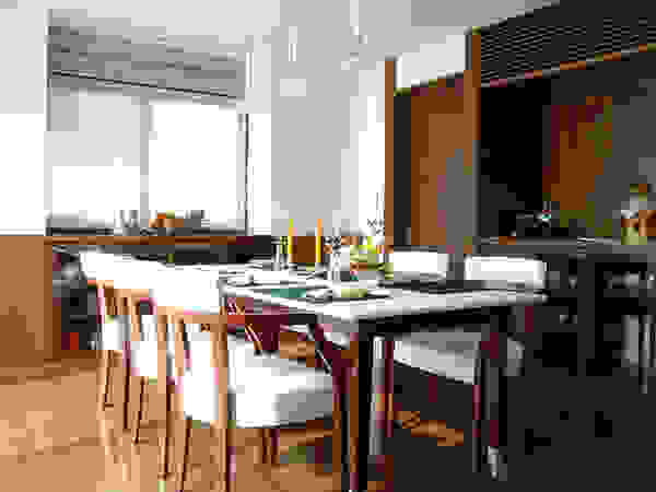 一級建築士事務所エイチ・アーキテクツ Modern dining room Wood Brown