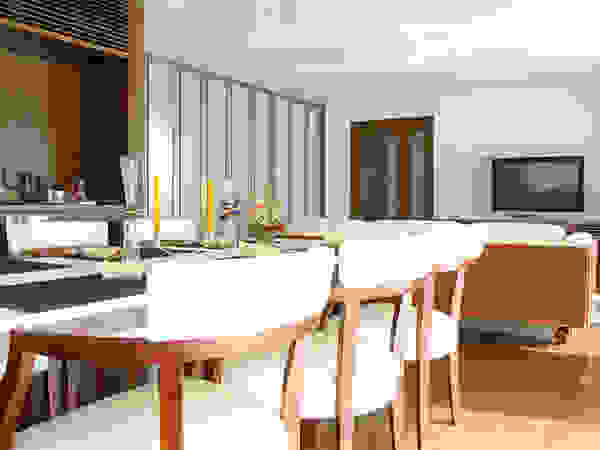 一級建築士事務所エイチ・アーキテクツ Modern dining room Wood Brown
