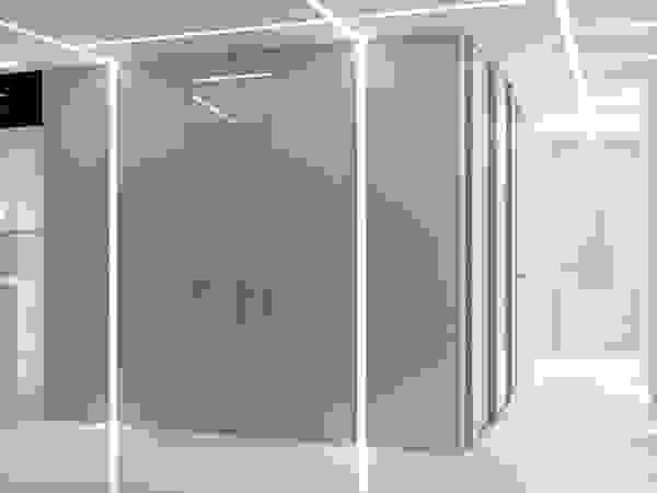 QUADRUM STUDIO Minimalist corridor, hallway & stairs