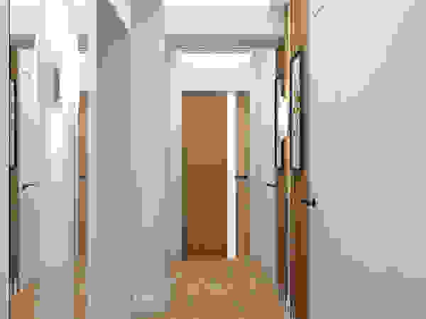 QUADRUM STUDIO industrial style corridor, hallway & stairs