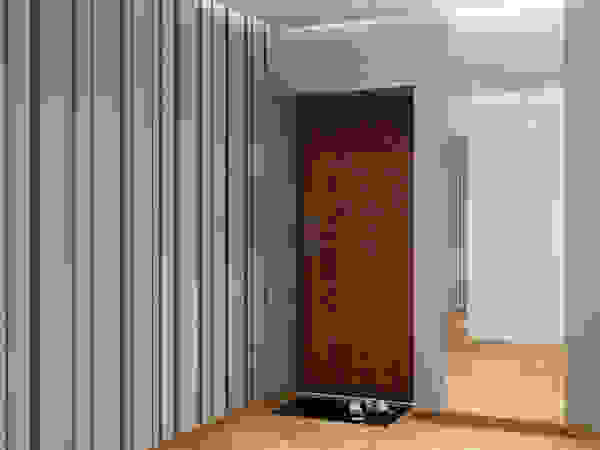 QUADRUM STUDIO Minimalist corridor, hallway & stairs