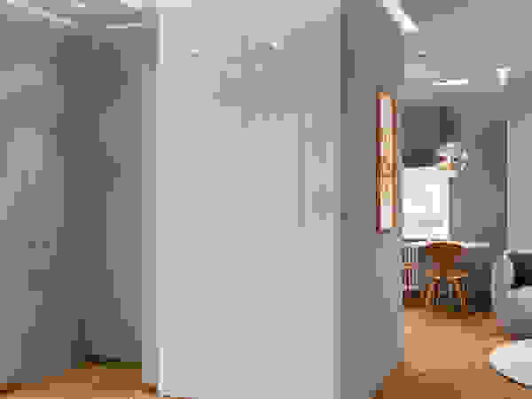 QUADRUM STUDIO Minimalist corridor, hallway & stairs