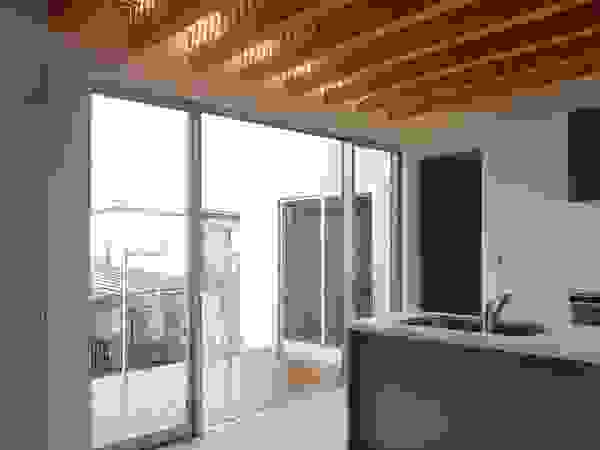 ディンプル建築設計事務所 Modern kitchen Solid Wood Wood effect