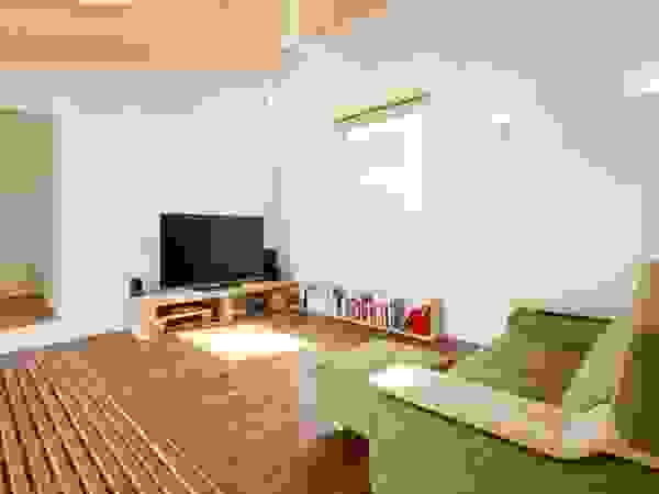 ディンプル建築設計事務所 Modern living room Solid Wood Wood effect