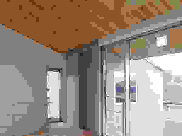 ディンプル建築設計事務所 Modern living room Solid Wood Wood effect