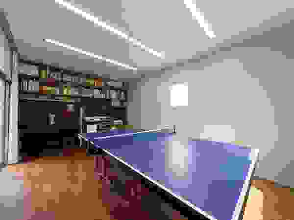 ディンプル建築設計事務所 Modern media room Plywood Green
