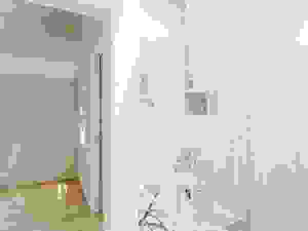 ディンプル建築設計事務所 Modern corridor, hallway & stairs Iron/Steel White