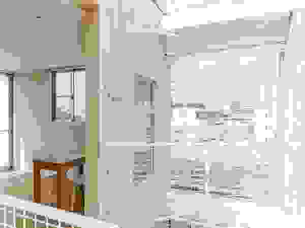 ディンプル建築設計事務所 Modern corridor, hallway & stairs Solid Wood Wood effect