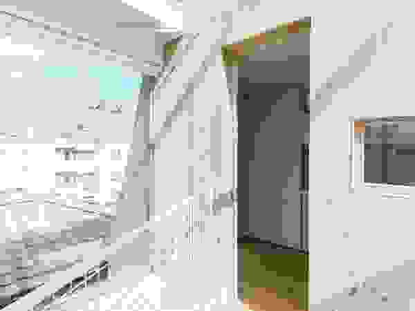 ディンプル建築設計事務所 Modern corridor, hallway & stairs Solid Wood Wood effect