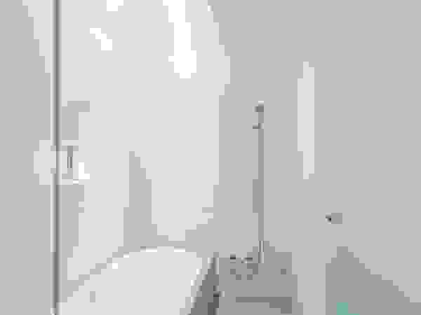 ディンプル建築設計事務所 Modern bathroom Stone White