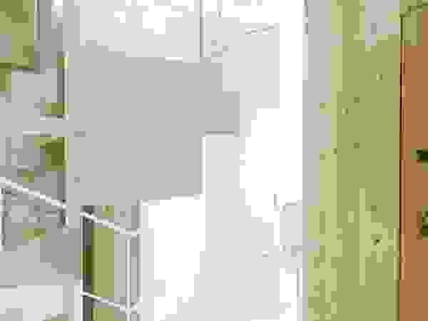 ディンプル建築設計事務所 Modern corridor, hallway & stairs Iron/Steel White